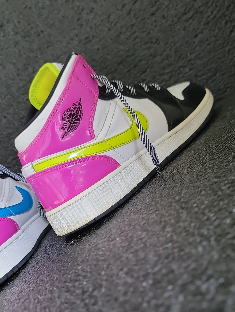 Nike Air Jordan 1 Mid (special edition) "Cyber Active Vibrant Pink" Wmns 8 - Picture 8 of 16